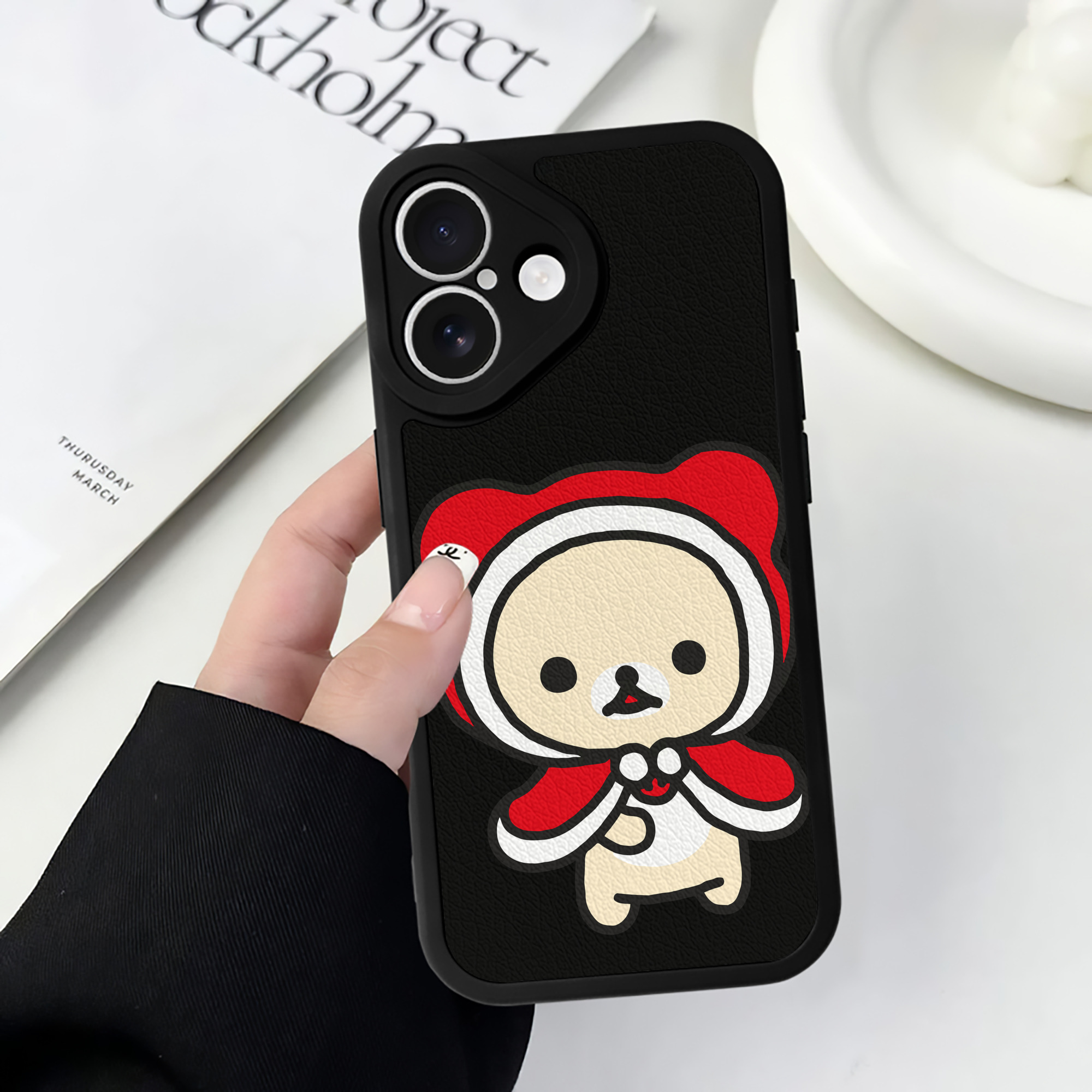 （画像用） リラックマ リラックマ キイロイトリ Rilakkuma Korilakkuma Kiiroitori 【iPhone 16シリーズ対応】シリコンスマホケース（レザー調） 材質：シリコン